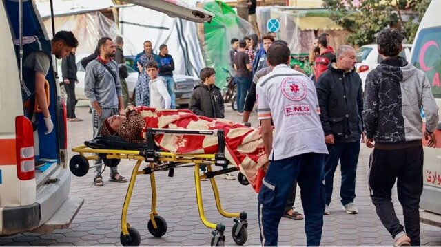 زخمی شدن آوارگان در بمباران مقر هلال احمر در خان‌یونس/ قطع مجدد اینترنت غزه