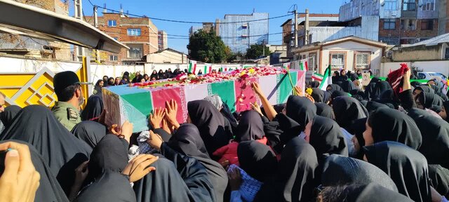 پیکر شهید گمنام دفاع مقدس در آغوش آینده سازان فردا